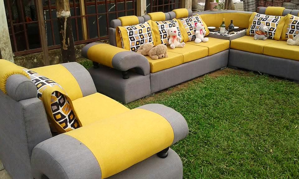 Salon d'angle jaune et gris fabriqué par Bois Décor