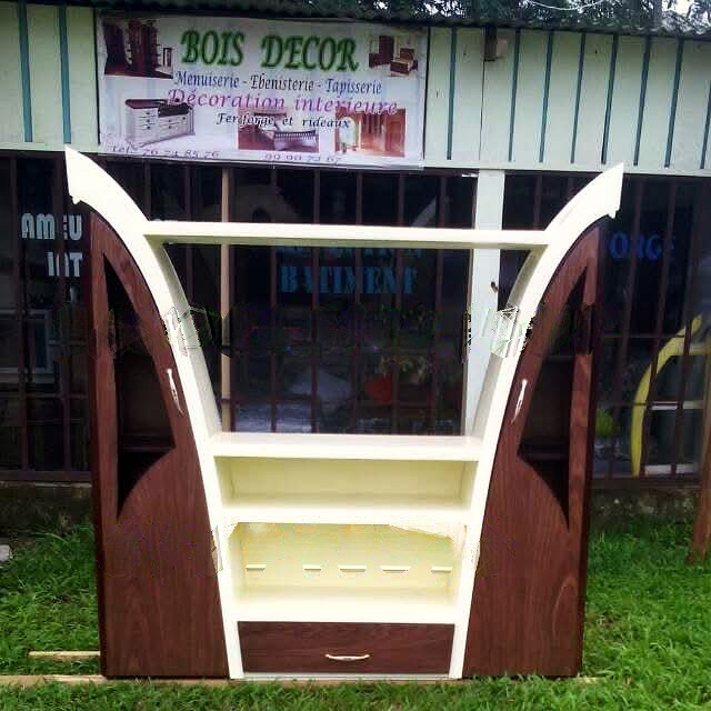 Vitrine blanc et wengé devant la boutique Bois Décor